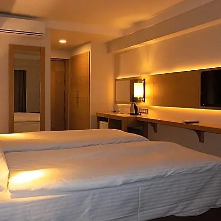 Otel Lotuspark 3*